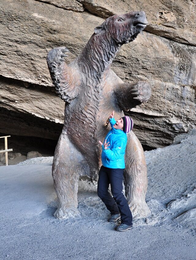 Am Eingang der Höhle steht ein Monument des Urtieres Milodón in Lebensgröße getreu dem Skelett welches hier gefnden wurde.