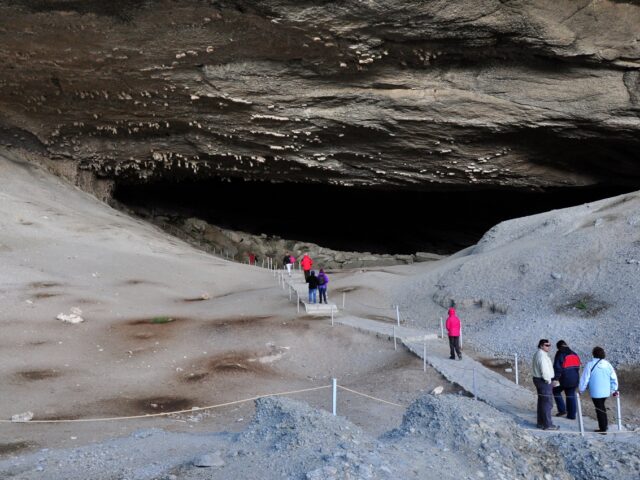 Der Holzsteg führt die Besucher in den gewaltigen Schlund der Höhle.