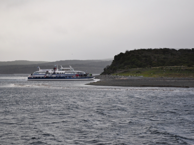 Unser Boot legt unweit neben einem anderen Ausflugsboot an der Insel an.