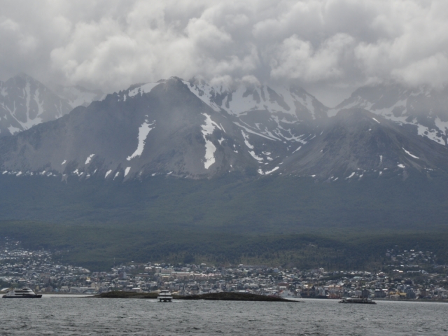 Herrlicher Blick auf Ushuaia und den wolkenverhangenen Gletscher Martial.