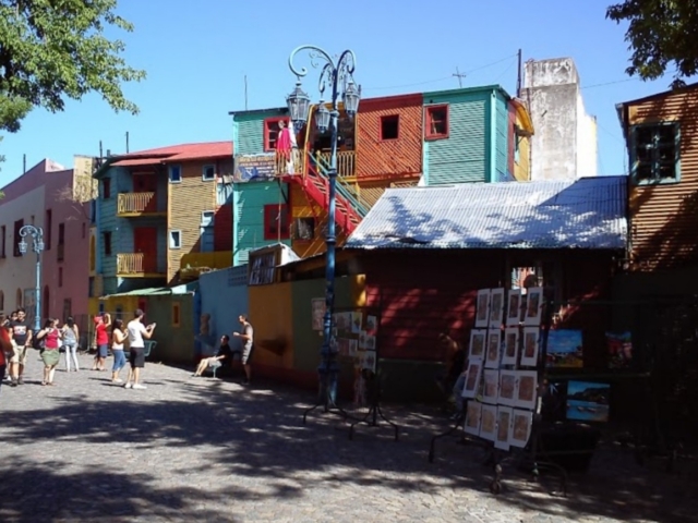 In der kleinen Gasse "El Caminito" sind die Häuserfassaden kunterbunt in den strahlendsten Farben bemalt. Ein Touristenmagnet.