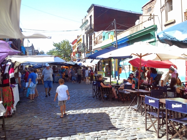 Marktstände und Restaurants mit ausladenden Gastgärten prägen die touristische Ecke von La Boca. Von einem gefährlichem Arbeiterviertel mit hoher Kriminalitätsrate findet man hier keine Spur.