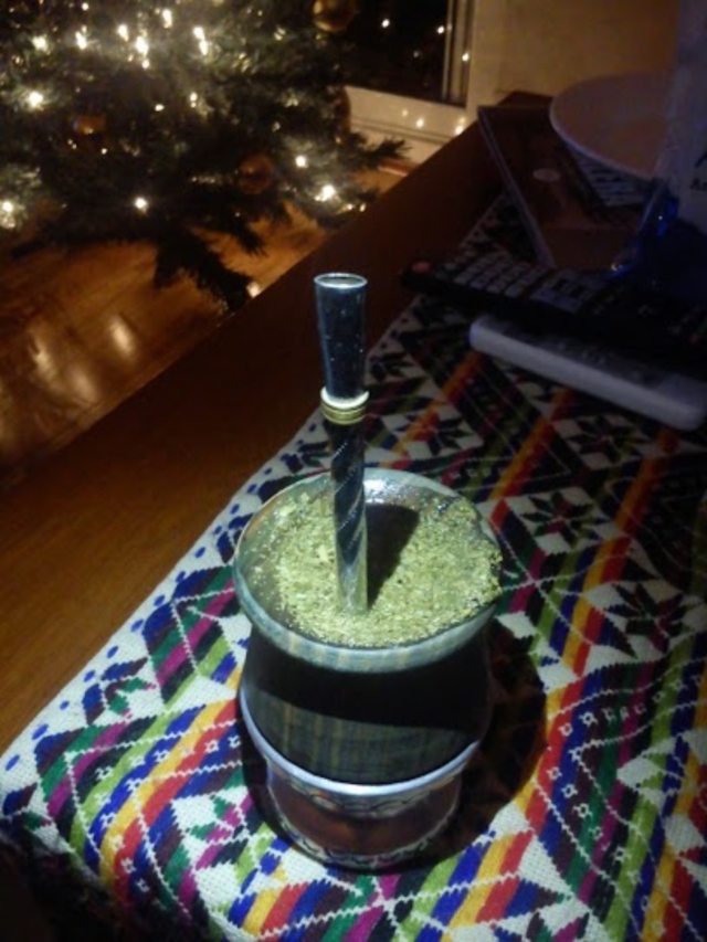 Mate, ein typisch argentinischer Tee, wird aus einem speziellen Becher und mit einem metallenen Strohhalm getrunken. Was dem Italiener der Kaffee, das ist dem Argentinier sein Mate.