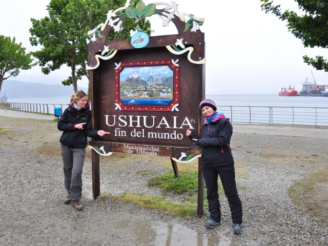 Mit Lena bin ich am Ushuaia-Schild verabredet, das so indiskret darauf hinweist, dass wir uns am Ende der Welt befinden.
