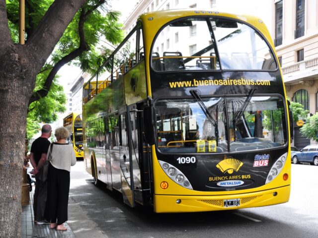 Mit diesem auffällig knallgelben Doppelstock-Bus geht es auf Rundfahrt durch die Stadt.