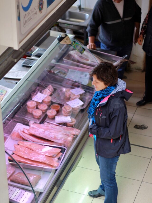 Im Erdgeschoß befindet sich der eigentlich Markt, wo von den Standlern frische Fische angeboten werden.