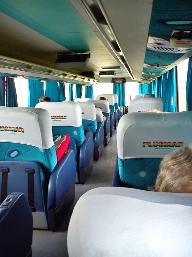 Mit dem Bus geht es in fünf Stunden von Buenos Aires nach Pinamar. Langstreckenfahrten mit dem Bus sind in Südamerika sehr gemütlich. Die Busse sind mit bequemen Sitzen ausgestattet und es gibt meist auch einen Snack im Service inkludiert.
