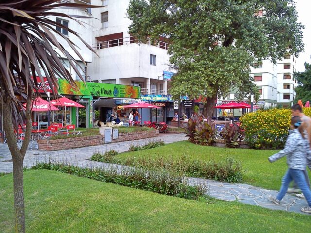 Spaziergänge über die Strandpromenade lassen mich Vergleiche zu den Adria-Badezielen in Italien ziehen. Kioske, Standln, Restaurants, alles ist auf Sommertourismus fokussiert.