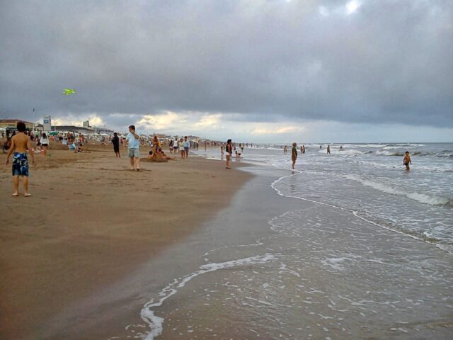 Am Ende der Saison finden sich nur mehr wenige Badegäste am Strand ein. Ich fühle mich wohl hier und genieße die Ruhe und das Rauschen der Wellen.