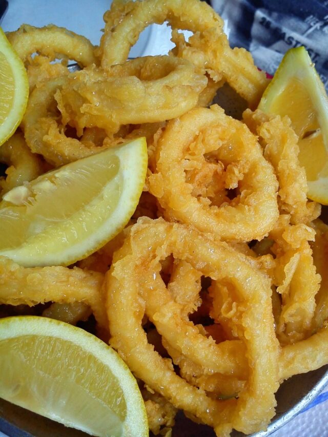 In einer Küstenstadt darf man ruhig einmal fangfrische Calamari probieren - ein Gaumenschmaus!