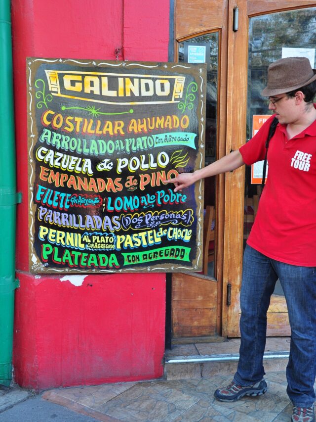Anhand der Speisekarte erklärt unser Reiseführer die typischen chilenischen Gerichte aus der Hauptstadt.