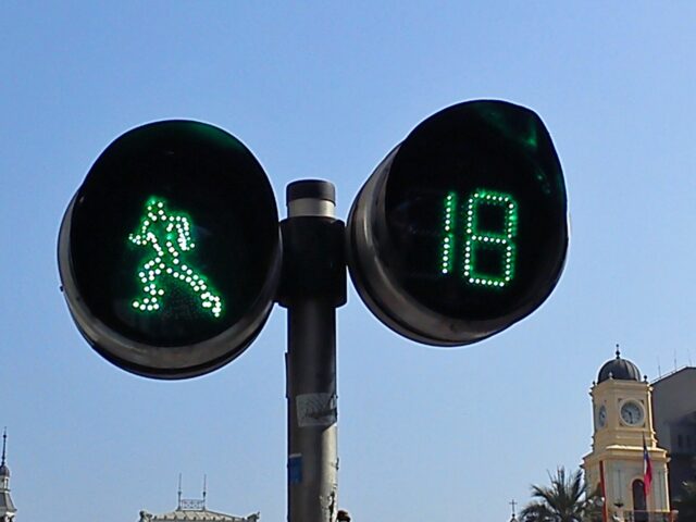 Unterhaltsame Ampel: der Countdown zeigt die Sekunden bis zum  nächsten Farbwechsel. Bei Rot steht das Männchen, bei Grün geht es gemütlich und in den letzten 10 Sekunden beginnt es zu laufen.