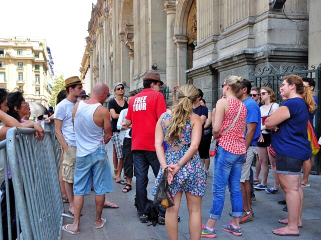 Treffpunkt im Zentrum von Santiago zur Free-Guided Tour. Unser Tourführer ist im roten Shirt sofort erkennbar.
