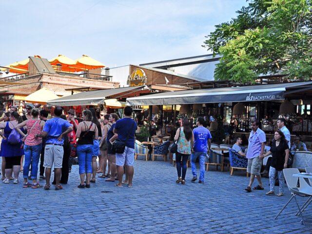 Franco führt uns auch durch einige Stadtviertel, in denen es sowohl kulturell Interessantes als auch nette Lokale gibt.