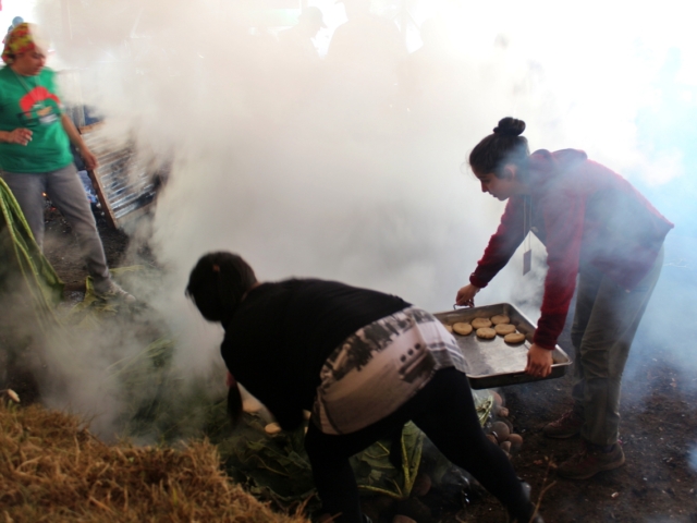 Eine sehr ursprüngliche Zubereitungsmethode wird am Festival auch heute noch praktiziert: Der Eintopf Curanto im Erdloch gegart. Oft eine sehr rauchige Angelegenheit.