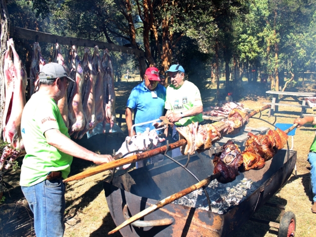 Traditionell gegrillt wird auf Chiloé vor allem Fleisch: Rind, Schwein und Lamm