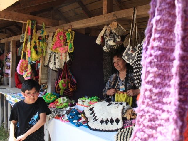 Traditionelle Handwerkskunst hat auf der Insel Chiloé große Bedeutung. Viele Frauen widmen sich der Herstellung von Kleidung und Accessoires.