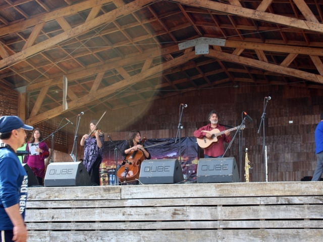 Mehrere Musikgruppen untermalen das Festival mit moderner und traditioneller Volksmusik.