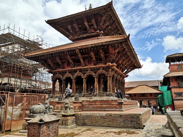 Eine Tempelanlage am Durbar Square. Im Hintergrund sieht man noch eingerüstete Gebäude, die nach dem verheerenden Erdbeben 2015 noch saniert werden.