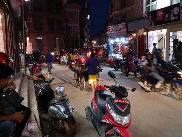 Lebendiges Kathmandu. Hier herrscht Tag und Nacht Bewegung und Lärm. Ruhige Momente findet man auf den Straßen nur selten.
