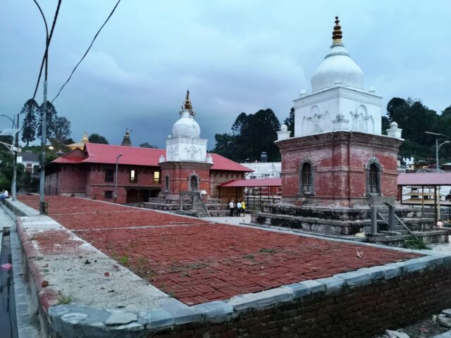 Wir umrunden die Tempelanlage Pashupatinath entlang deren Mauern und haben nur von Weitem einen Blick auf die wohl beeindruckende alte Anlage.