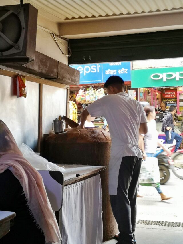 In einem der schlichten Restaurants in Thamel holen wir uns einen kleinen Zwischendurch-Snack. Ich möchte unbedingt ein hausgemachtes Naan-Brot probieren. und ich sage dir: es ist köstlich!! Frisch aus dem traditionellen Tandur-Holzkohle-Ofen.