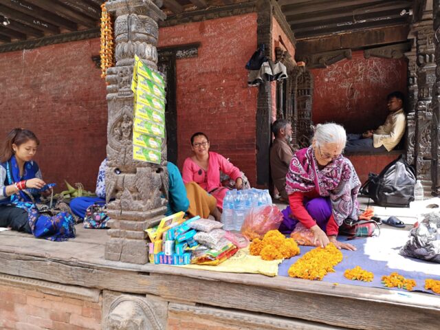 Vor den Tempelanlagen sehen wir immer wieder Frauen, welche rituelle Utensilien wie orange Blumen oder buntes Farbpulver verkaufen. Auch selbstgemachter Schmuck findet sich darunter, den sie hoffnungsvoll allen weiblichen Touristen präsentieren.