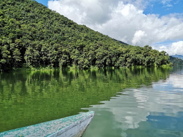 Am Ufer des Phewa-Sees beherrscht noch vielerorts unberührte Natur das Land.