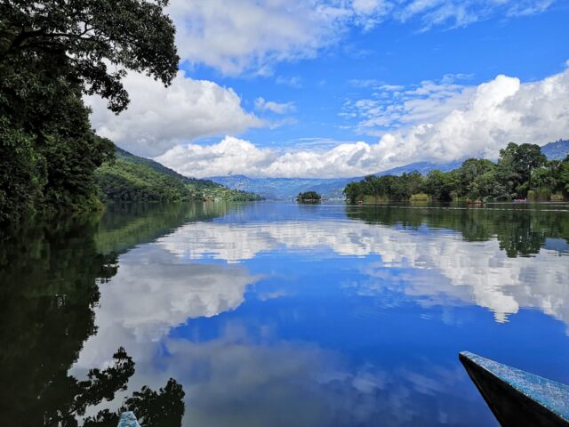 Die Ruhe auf dem See wird tiefenentspannend. Wir genießen die Stille, die wunderbare Aussicht auf die umliegende Landschaft, die warmen Sonnenstrahlen und lauschen den Geräuschen der Tierwelt am Ufer.