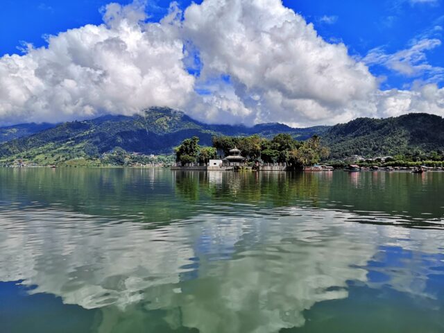 Mitten auf dem See schwimmt eine kleine Insel, die einen Tempel beherbergt.