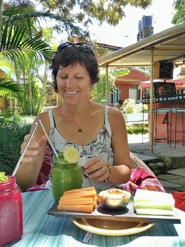 Manche Lokale bieten dem Gast auch moderne und vegane Küche. Neben fancy Smoothies genießen wir in diesem Lokal am See einen Snack aus frischen Gemüse-Sticks mit hausgemachtem Hummus. Ein Gaumenschmaus und schön erfrischend bei den heißen Tagestemperaturen!