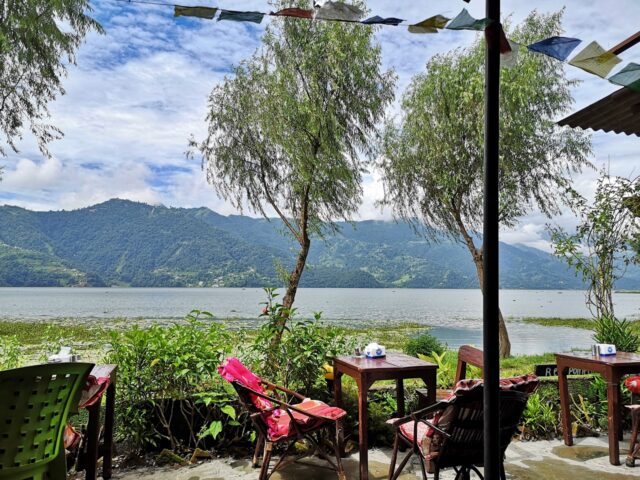 Restaurants mit freiem Blick auf den See findet man in Lakeside viele. Der Service und die Qualität des Essens sind hier hervorragend. Die Menschen leben hier vom Tourismus und geben sich Mühe einem einen schönen Aufenthalt zu schenken.