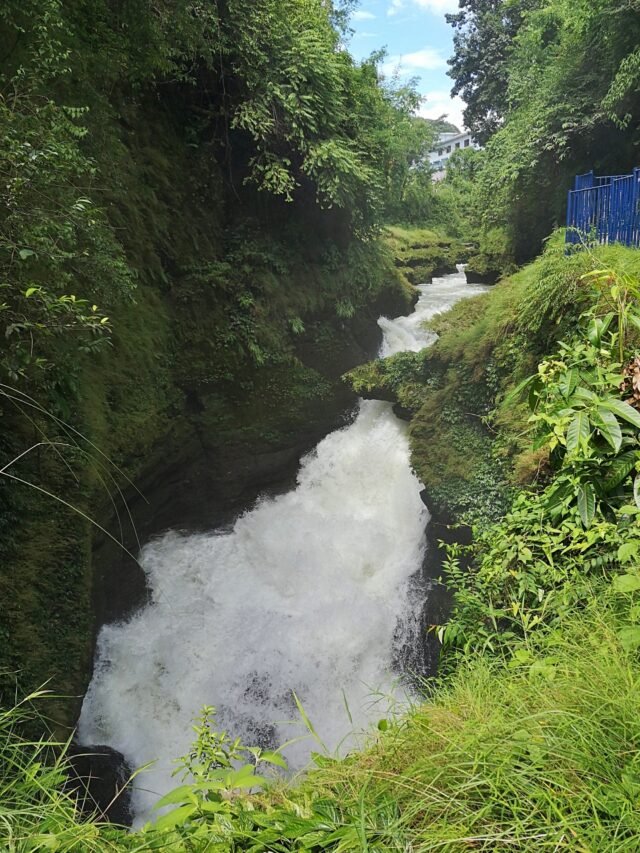 Zur Monsumzeit verwandelt sich der Wasserfall in reißende Fluten, gespeist vom Wasser des Phewa-Sees.