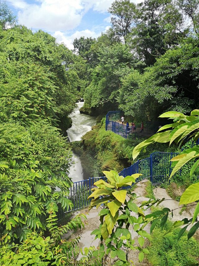 Ein Rundgang für zum schwallenden Wasserfall und durch über das Gelände. Hier findet man viele Möglichkeiten, faszinierende Fotos zu schießen.