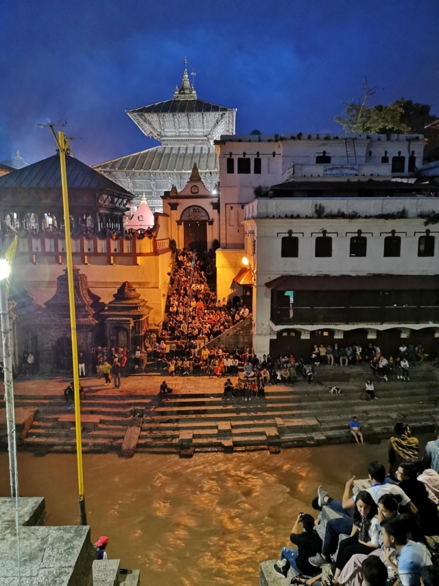 Viele Bewohner Kathmandus geben dem Toten die letzte Ehre in diesem Leben vor dem Tempel Pashupatinath.