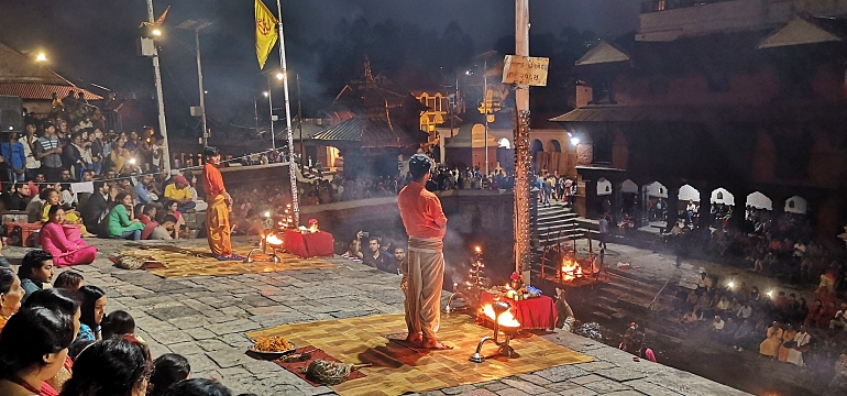 Diese Zeremonie gibt einen sehr intensiven Einblick in die Rituale und den Glauben des Hinduismus. Eine Erfahrung, die sehr tief berührt.