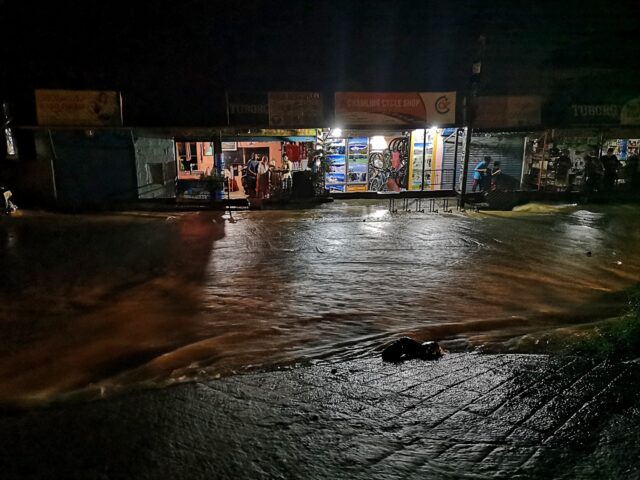 Wenn der Regen einsetzt, stehen die Straßen unter Wasser. Knöcheltief wate uch auf die andere Straßenseite um mich unter einem Vordach unter zu stellen. Jetzt heißt es warten oder nass werden.