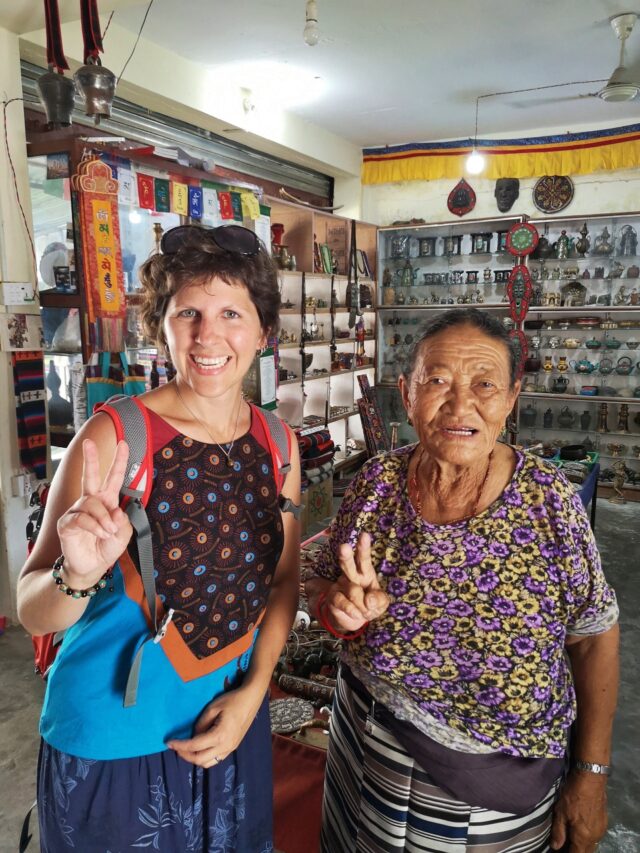 Die Tibeter hier freuen sich so sehr über den Besuch von den wenigen Touristen, die ihren Weg hierher ins Dorf finden. Wir werden mit einer Herzlichkeit empfangen und in Unterhaltungen verwickelt, deren Sprache wir nicht sprechen, und uns dennoch verstehen. Es fällt schwer, hier weg zu gehen ohne etwas zu kaufen, daher entscheide ich mich für eine tibetische Gebetsmühle als Andenken.