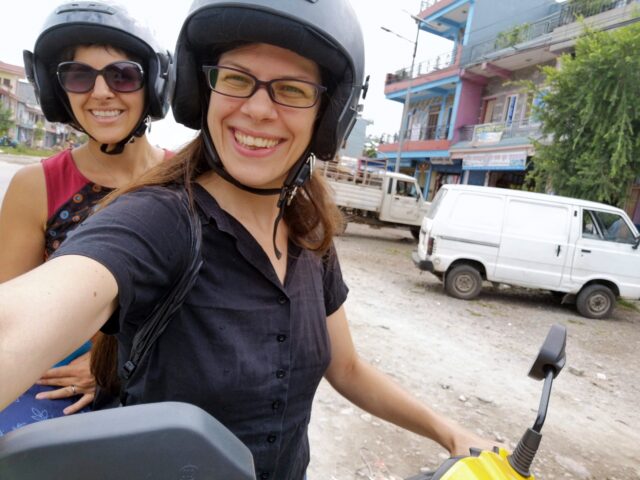 Mit dem geliehenen Moped fahren wir hinauf zum Parkplatz der World Peace Pagode, die wir schon von Weitem in ihrem strahlenden Weiß sehen können.