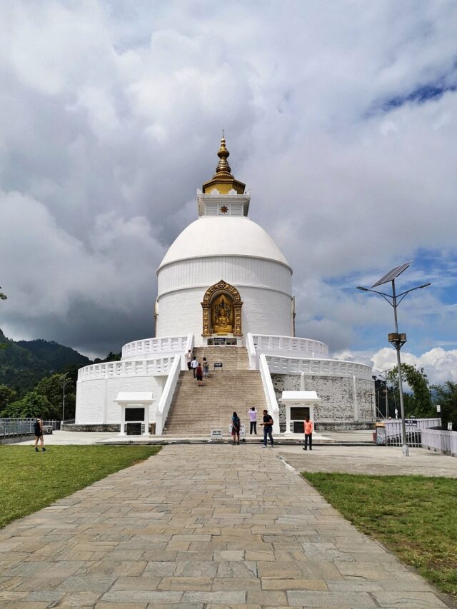 Der Aufstieg lohnt sich! Die Pagode strahlt innere Ruhe und Frieden aus, auch in der Luft ist nur das Zwitschern der Vögel zu hören. Die goldenen Statuen in der Tempelwand sind ausführlich beschrieben um den Gast einen Einblick in den buddhistischen Glauben zu geben.