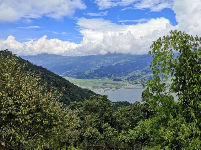 Ein Rundumblick auf die umliegende Landschaft lässt mich in tiefe innere Ruhe abtauchen. Hier oben ist die Welt ein kleines Stückchen ruhiger.