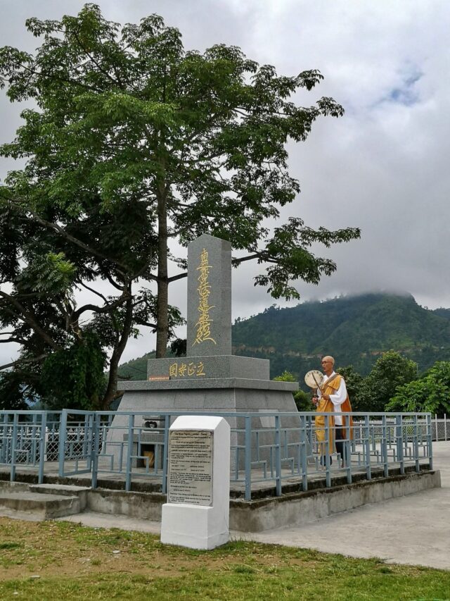 Leise, rhythmische Trommelschläge durchbrechen die Stille um dem Tempel. Ein japanischer Mönch beim rituellen Gebet. Ehrsam und auf Distanz beobachten wir sein Gebet.