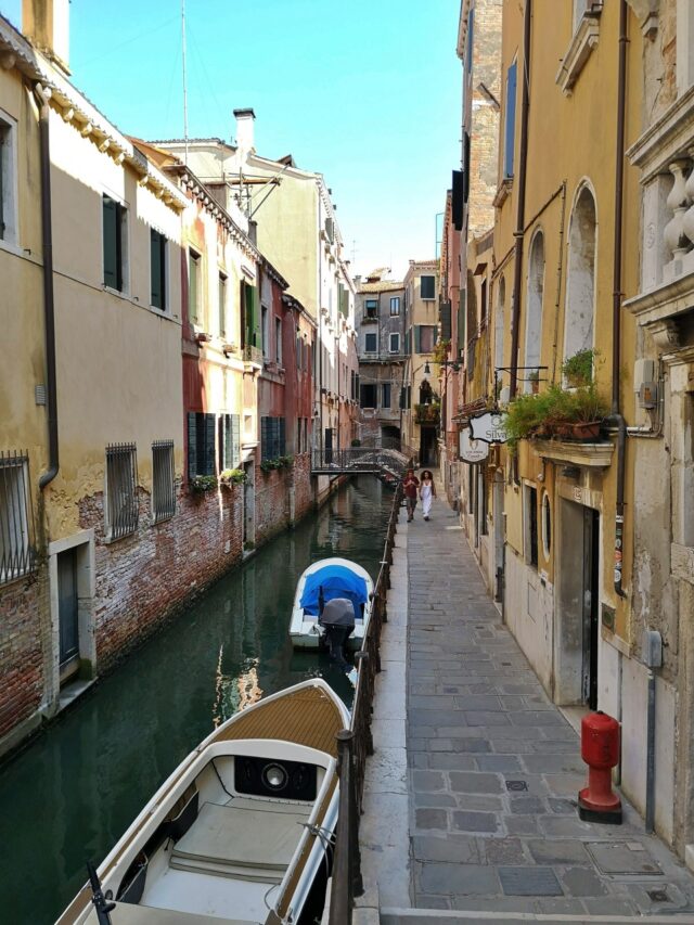 Sich in dem Netz aus kleinen Gässchen und Kanälen zu verlieren, lässt den Besucher eintauchen in den Alltag der Venezianer.