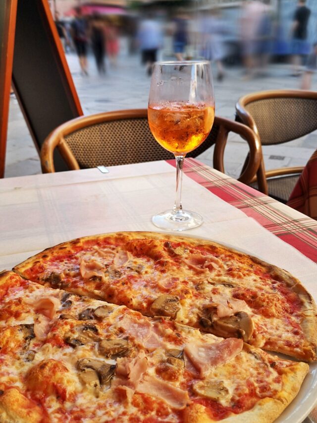 Ein Abendessen mit köstlicher italienischer Pizza und einem fruchtigen Aperol-Sprizz hebt meine Stimmung noch einmal ein Stück höher!
