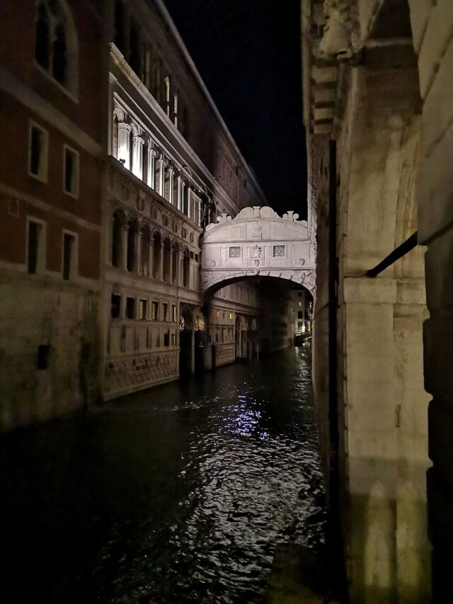 Die Seufzerbrücke, welche den Dogenpalast mit dem Gefängnis verbindet. Ihren Namen erhielt sie daher, dass die zum Tode verurteilten beim Gang über die Brücke noch einen letzten Blick seufzend auf die Lagune warfen.