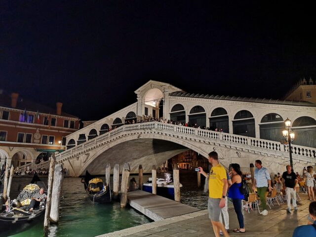 Die Rialotbrücke über den Canale Grande bei Nacht.
