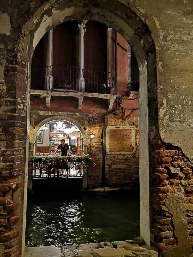 Eines der einladenden, romantischen Restaurants in den Gassen Venedigs.