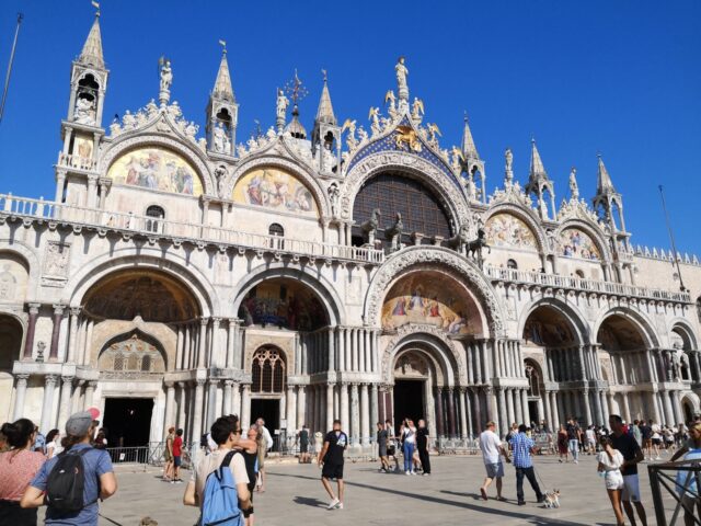 Der Markusdom wurde als Palastkapelle der Dogen, den Herrschern von Venedig, erbaut. Hier liegen die Gebeine des Heiligen Markus, dem Stadtheiligen, aufgebahrt.