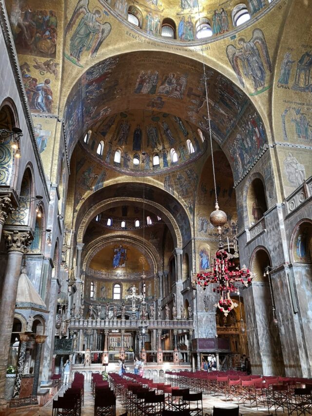 Von innen wirkt der Markusdom beeindruckend, denn die monumentalen Säulen und Kuppelgewölbe verleihen dem Raum Größe und Macht. Die Decke hingegen ist durchgängig mit feinsten Mosaikarbeiten auf Goldgrund bedeckt, was einen Eindruck von Schwere und Leichtigkeit im selben Moment vermittelt.