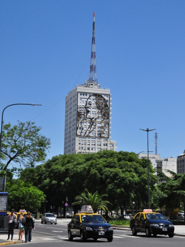 Auf einem der Regierungsgebäude wurde die argentinische Legende Eva "Evita" Perón künstlerisch verewigt.